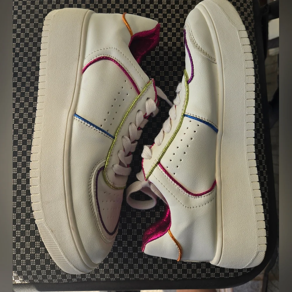 Steve Madden White and Pink Sneakers with Classic Appeal Excellent Conditions‎